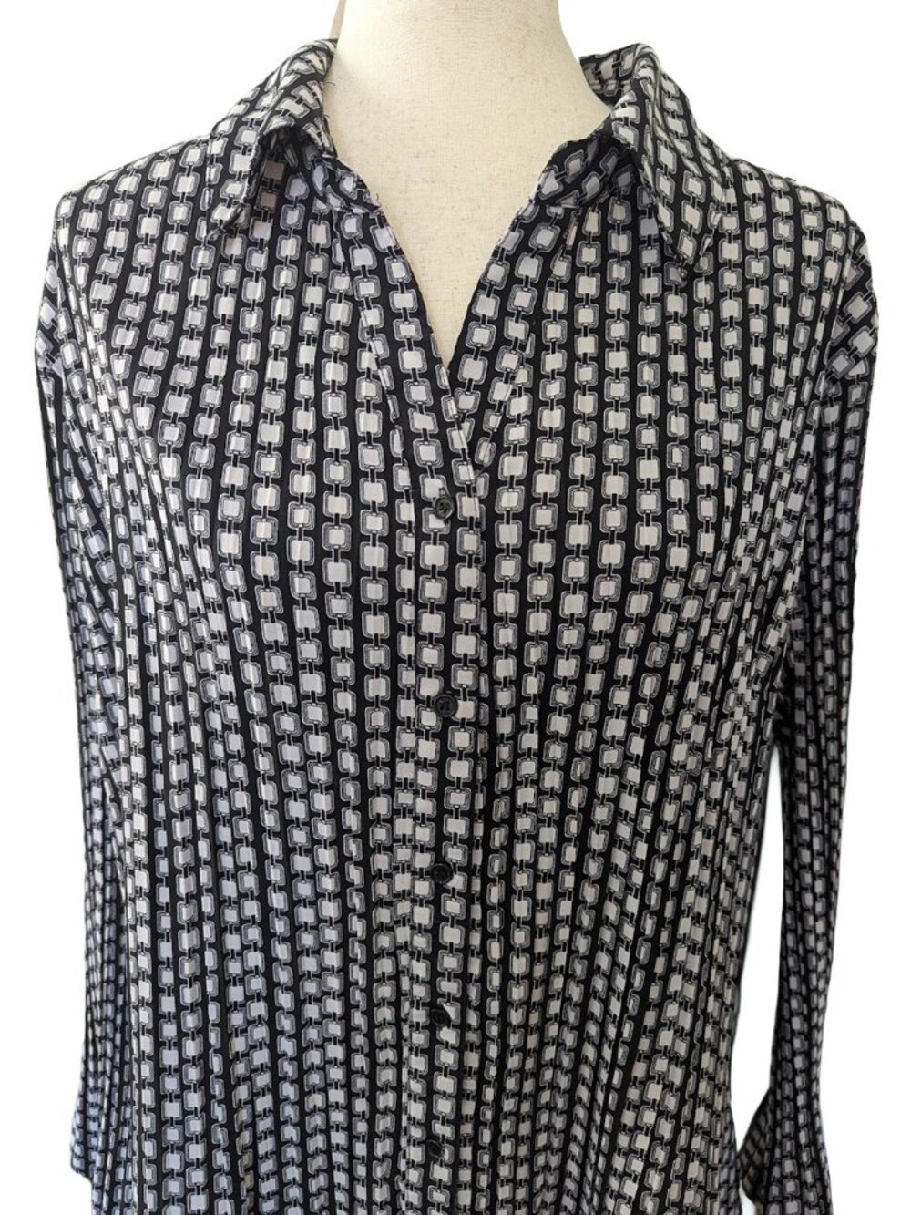 East 5th Black and White Geometric Pleated Button Down Blouse - Picture 2 of 12